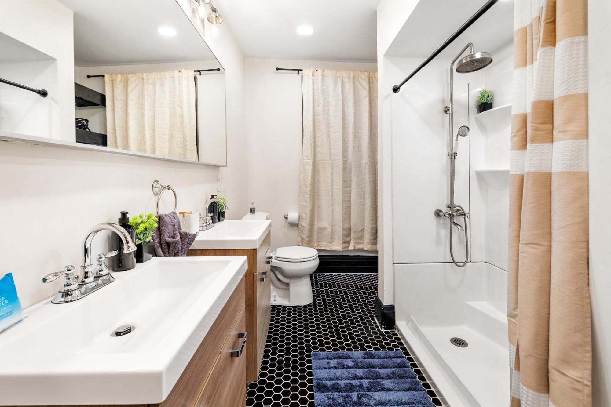 Heart Of Downtown, 5 Mins To Andy Warhol Museum, Parking Available, Private Fenced Backyard, Smart Tv, Washer And Dryer In Unit Casa de férias
