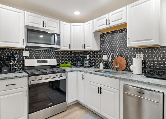 Heart Of Downtown, 5 Mins To Andy Warhol Museum, Parking Available, Private Fenced Backyard, Smart Tv, Washer And Dryer In Unit