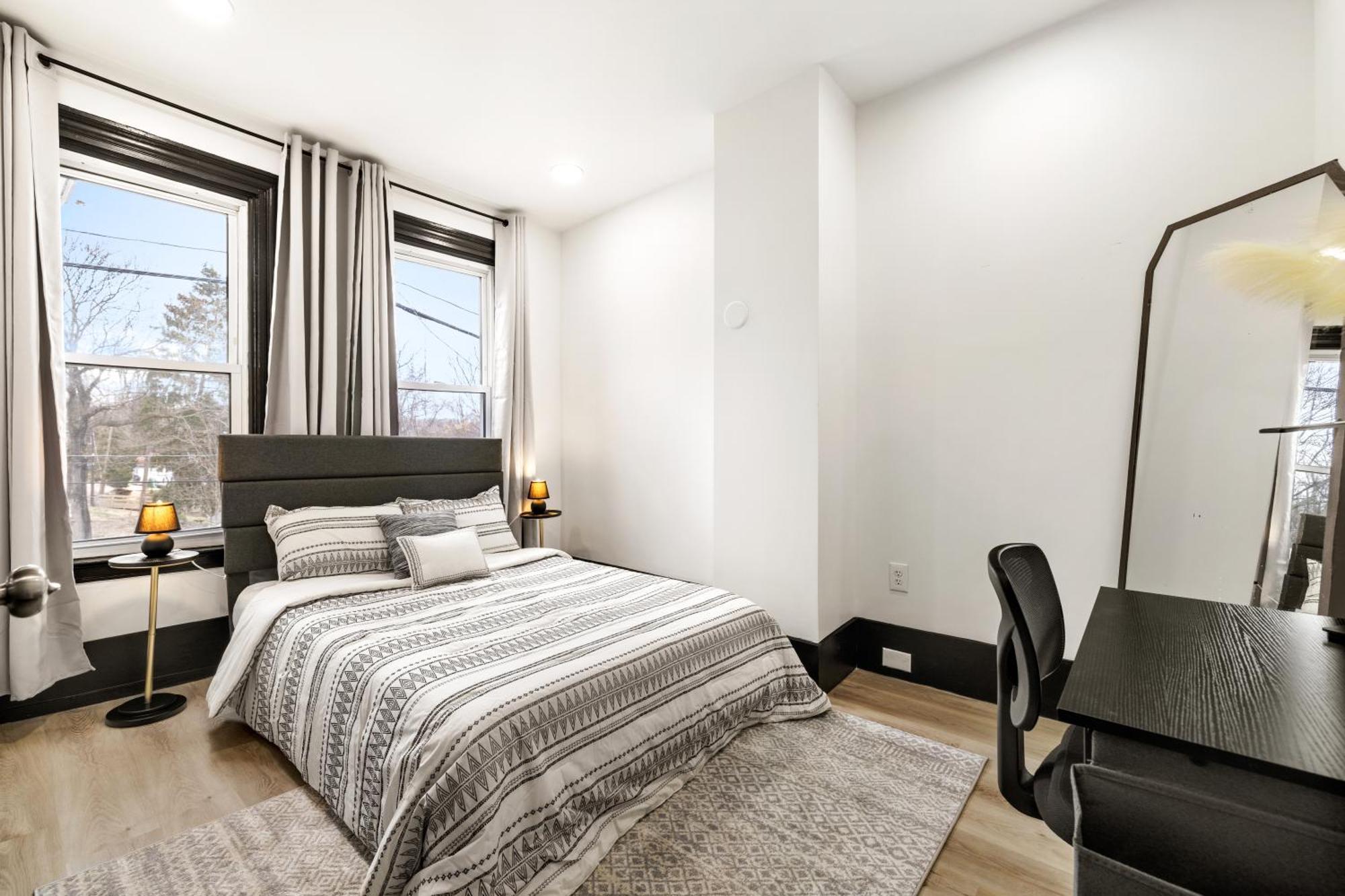 Heart Of Downtown, 5 Mins To Andy Warhol Museum, Parking Available, Private Fenced Backyard, Smart Tv, Washer And Dryer In Unit Holiday home *