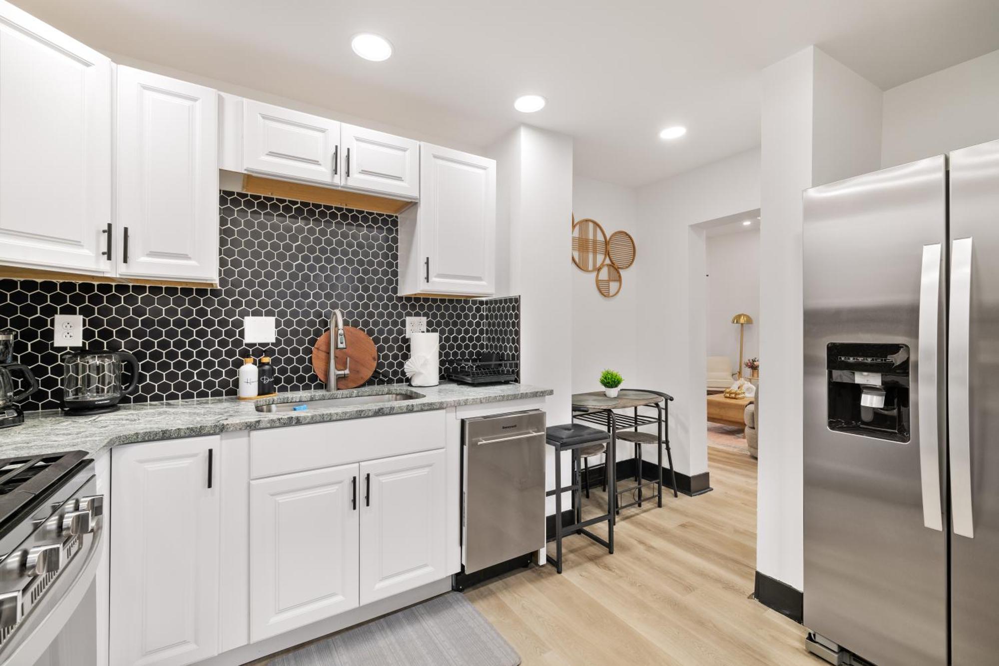 Сasa de vacaciones Heart Of Downtown, 5 Mins To Andy Warhol Museum, Parking Available, Private Fenced Backyard, Smart Tv, Washer And Dryer In Unit *