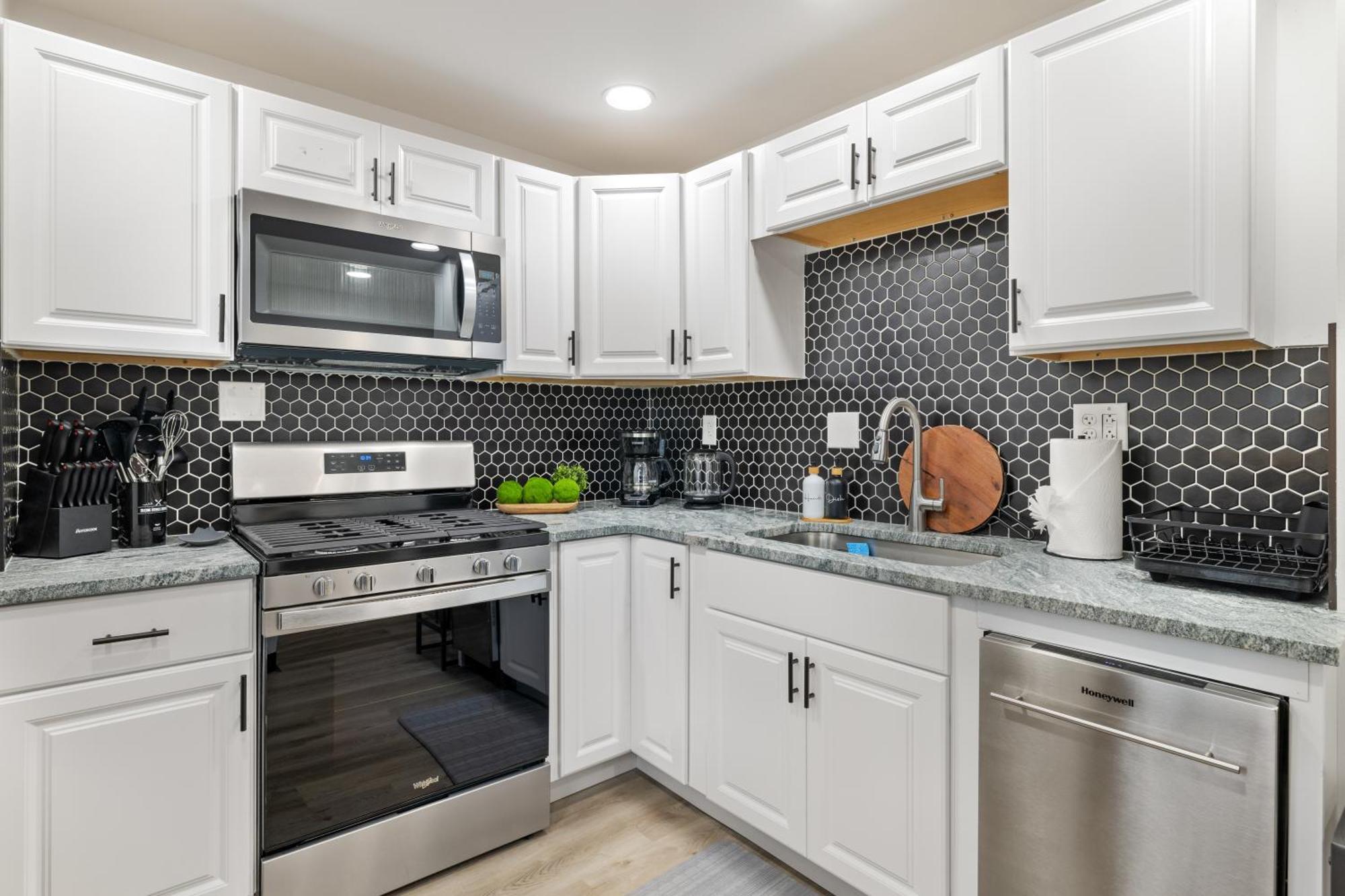 Heart Of Downtown, 5 Mins To Andy Warhol Museum, Parking Available, Private Fenced Backyard, Smart Tv, Washer And Dryer In Unit