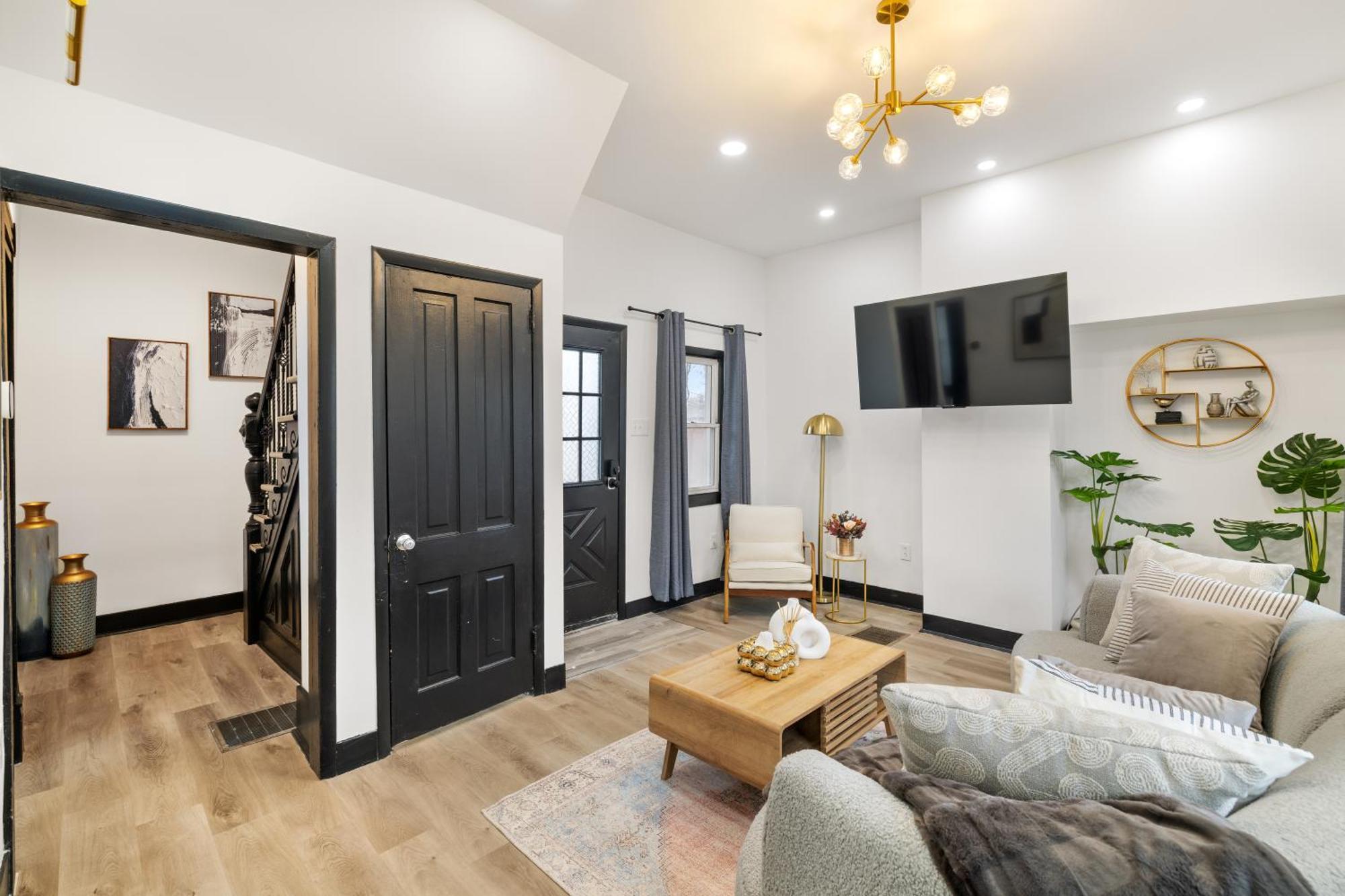 Heart Of Downtown, 5 Mins To Andy Warhol Museum, Parking Available, Private Fenced Backyard, Smart Tv, Washer And Dryer In Unit Сasa de vacaciones