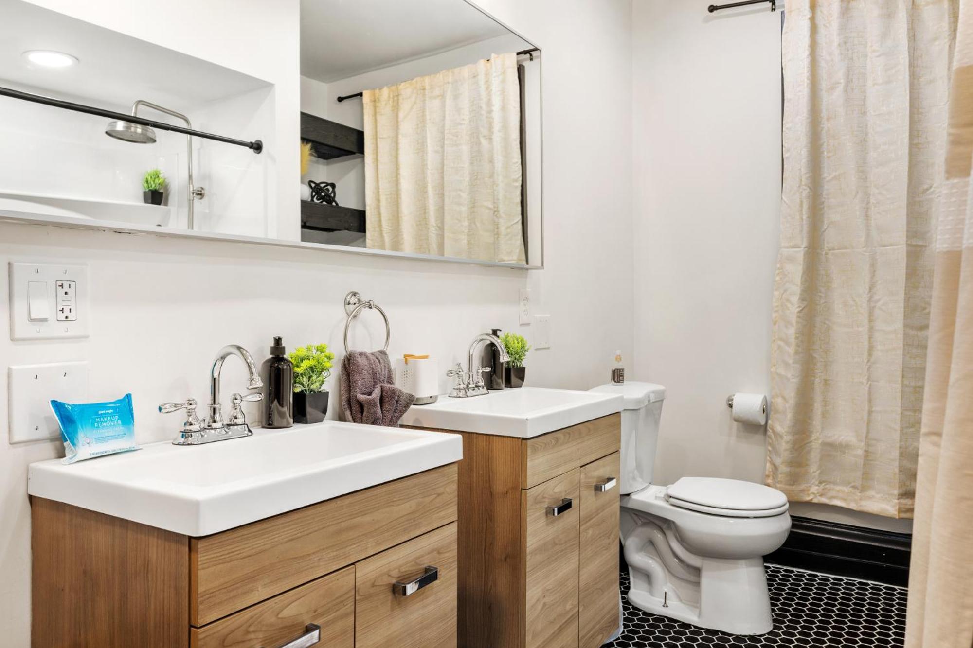 Сasa de vacaciones Heart Of Downtown, 5 Mins To Andy Warhol Museum, Parking Available, Private Fenced Backyard, Smart Tv, Washer And Dryer In Unit *