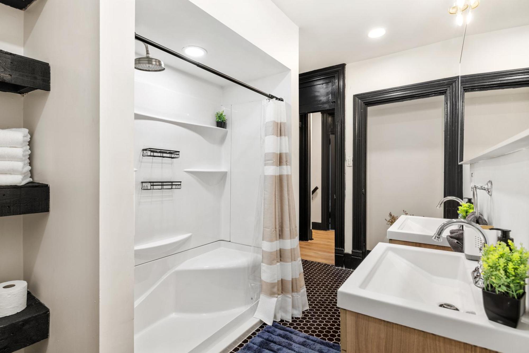 Сasa de vacaciones Heart Of Downtown, 5 Mins To Andy Warhol Museum, Parking Available, Private Fenced Backyard, Smart Tv, Washer And Dryer In Unit Pittsburgh