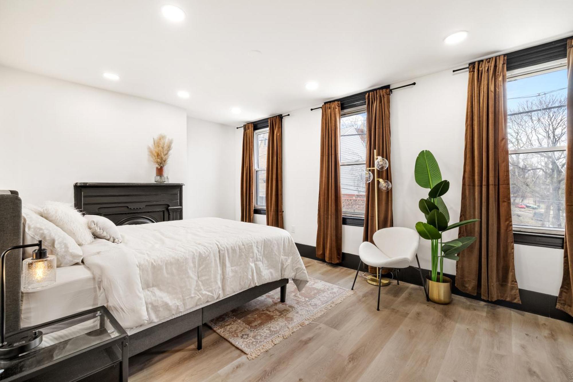 Heart Of Downtown, 5 Mins To Andy Warhol Museum, Parking Available, Private Fenced Backyard, Smart Tv, Washer And Dryer In Unit Сasa de vacaciones *