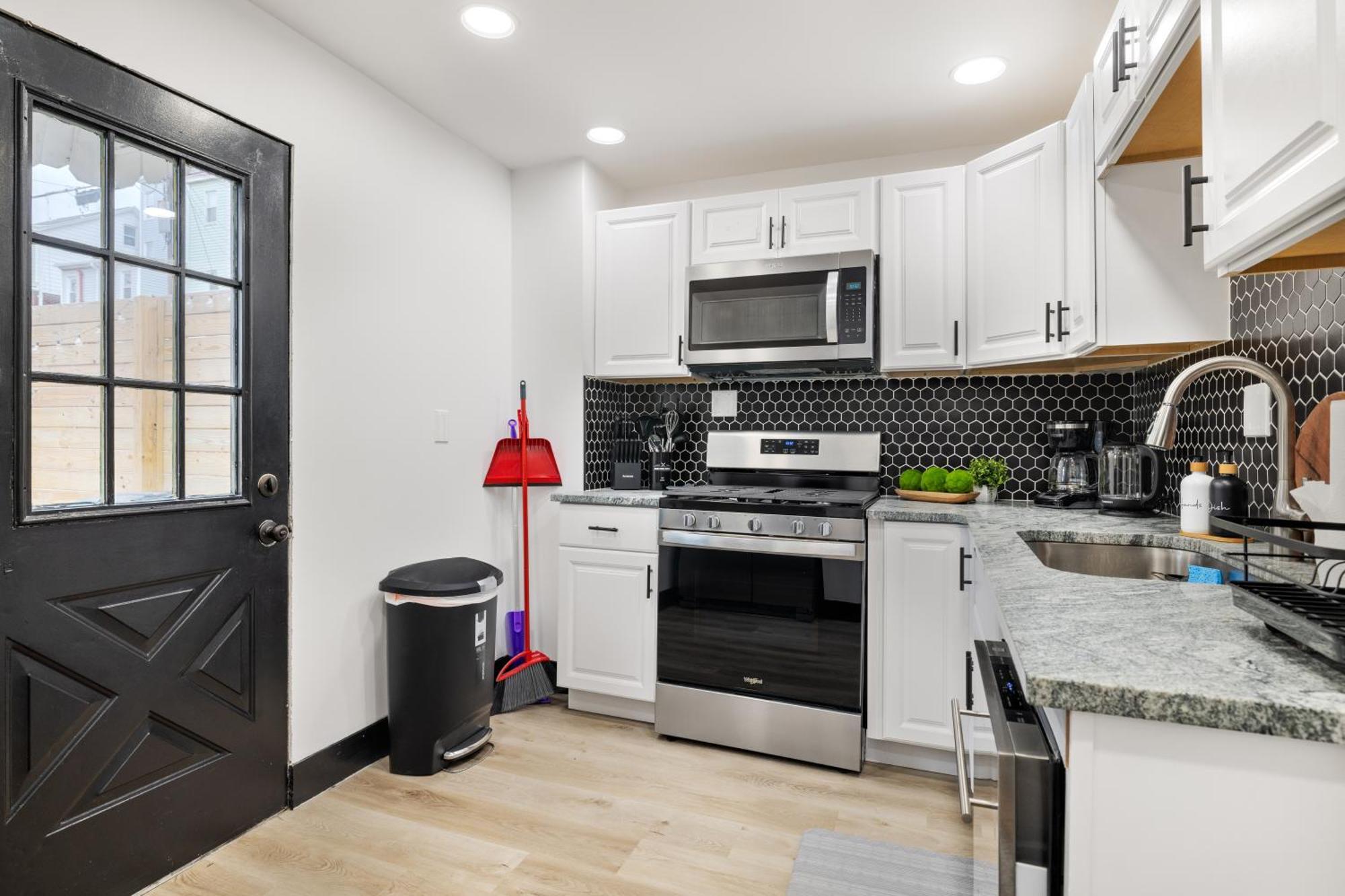 Heart Of Downtown, 5 Mins To Andy Warhol Museum, Parking Available, Private Fenced Backyard, Smart Tv, Washer And Dryer In Unit Сasa de vacaciones